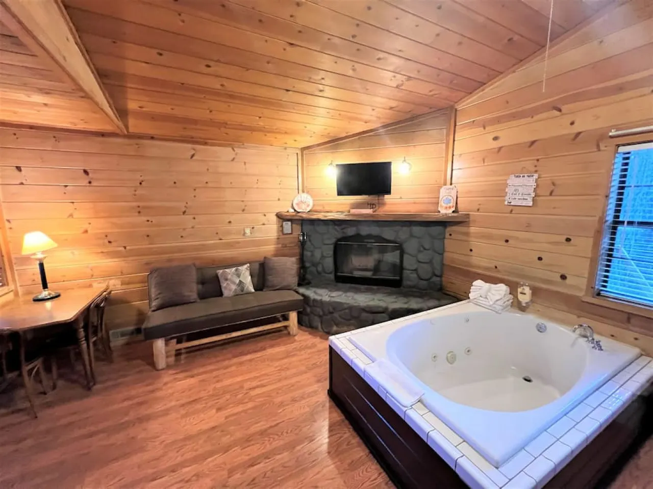 Peaceful, Unique Hot Tub in Kitchen - Bear Manor#9 3