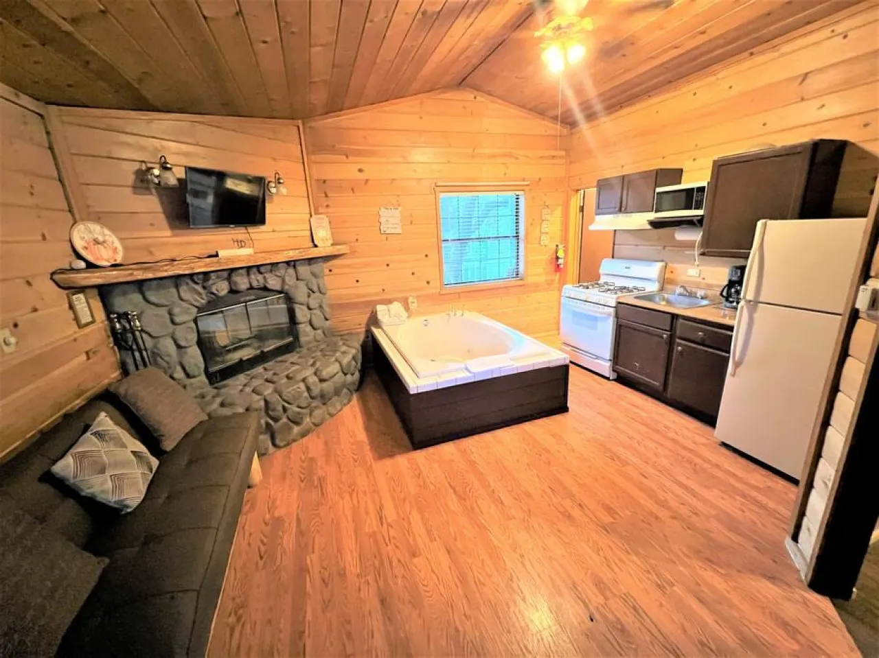 Peaceful, Unique Hot Tub in Kitchen - Bear Manor#9 4