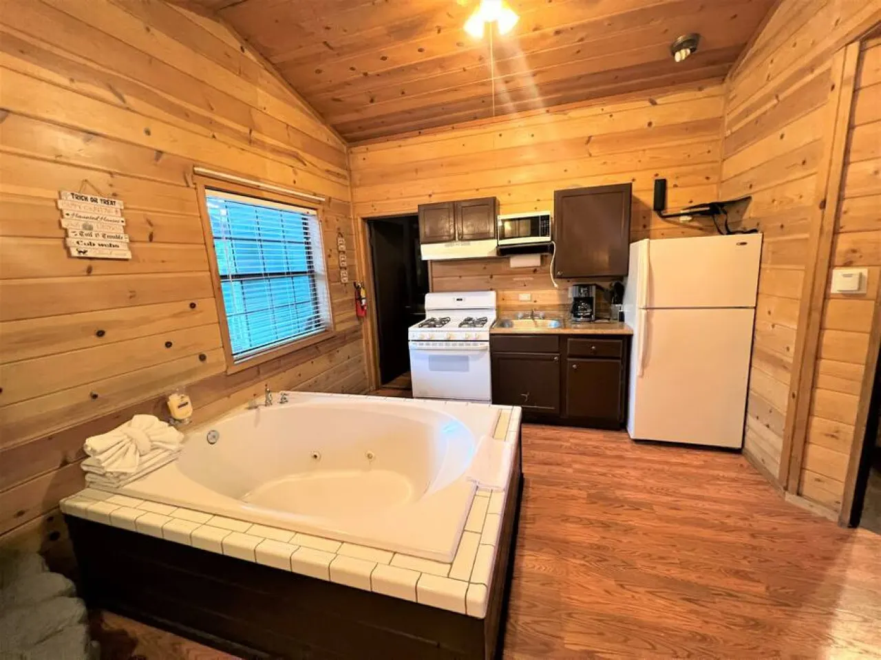 Peaceful, Unique Hot Tub in Kitchen - Bear Manor#9 5