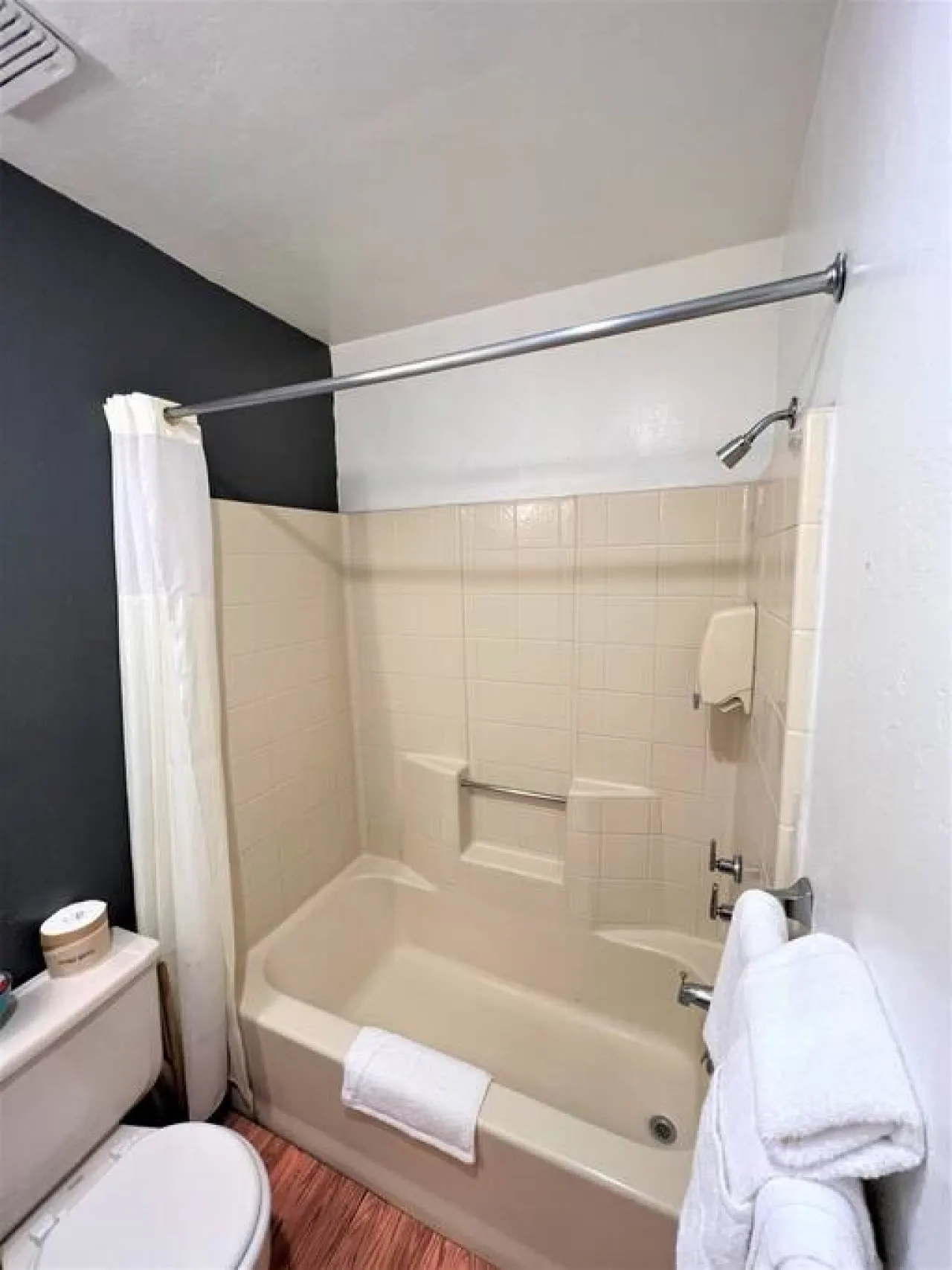 Peaceful, Unique Hot Tub in Kitchen - Bear Manor#9 6