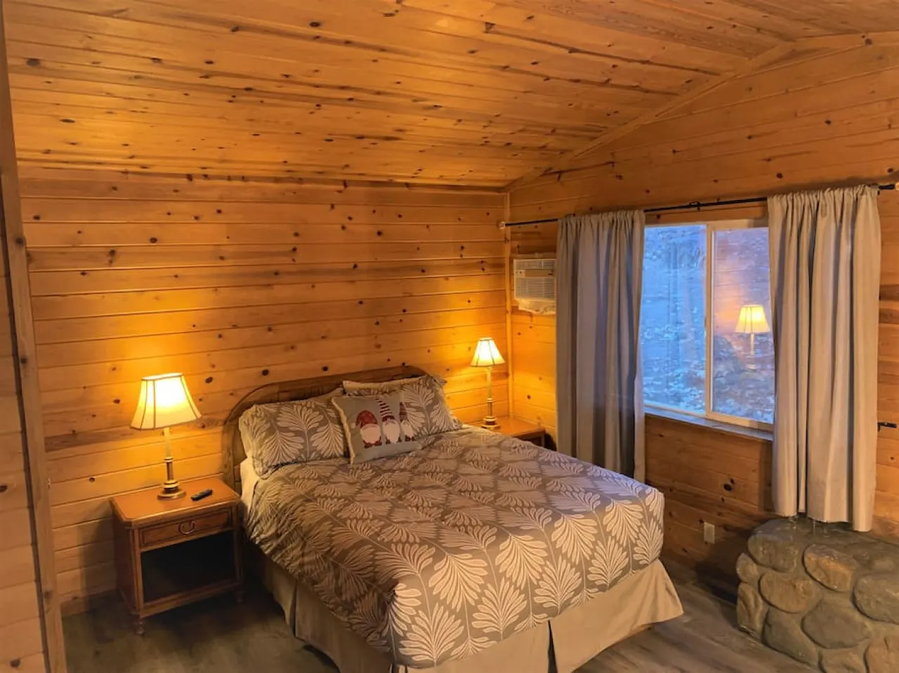 Lake-View Lodge Cabin 2 (2 min from the Village!) 1