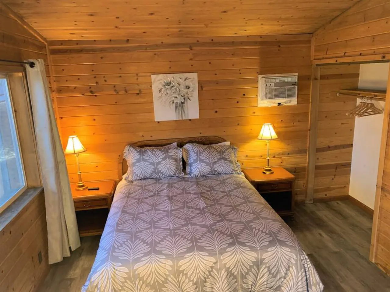 Lake-View Lodge Cabin 2 (2 min from the Village!) 2