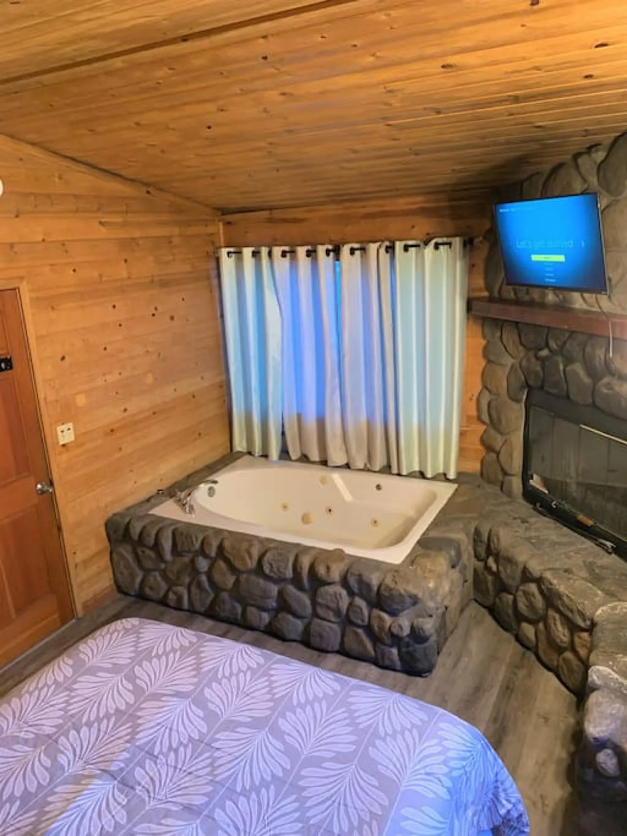 Lake-View Lodge Cabin 2 (2 min from the Village!) 3