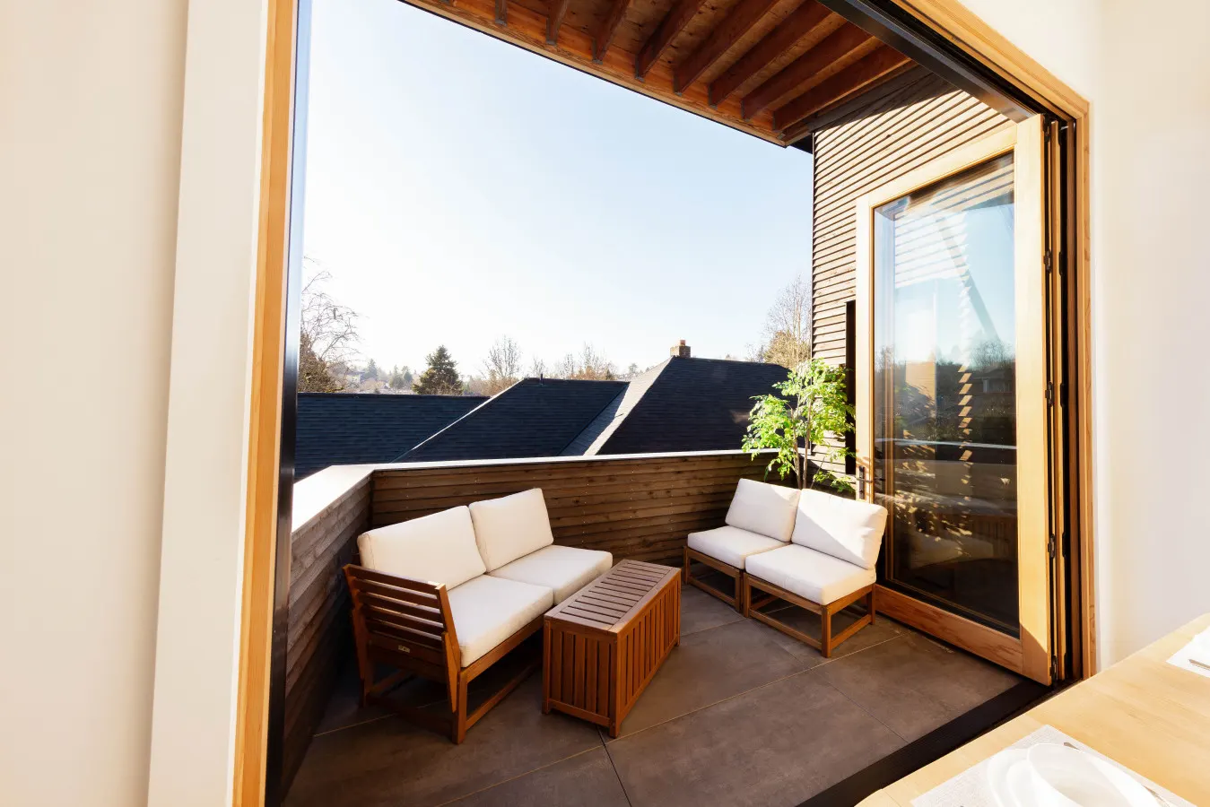 NEW Modern Treehouse Retreat Balcony & Garage 14