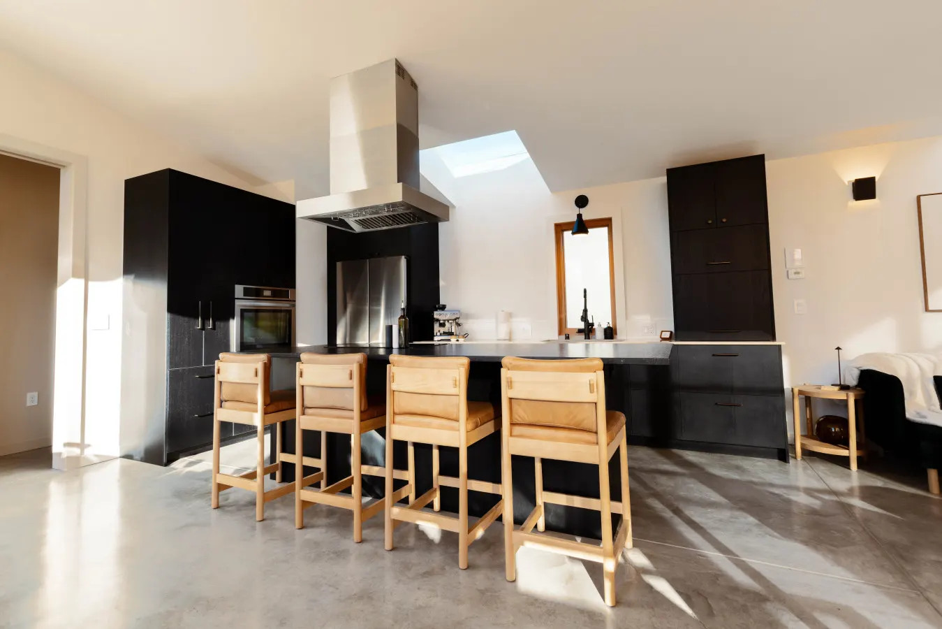 NEW Modern Treehouse Retreat Balcony & Garage 16