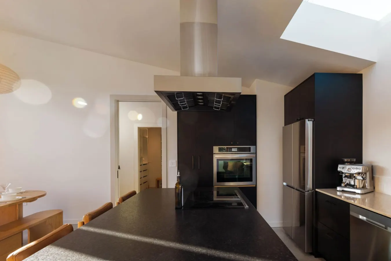 NEW Modern Treehouse Retreat Balcony & Garage 17