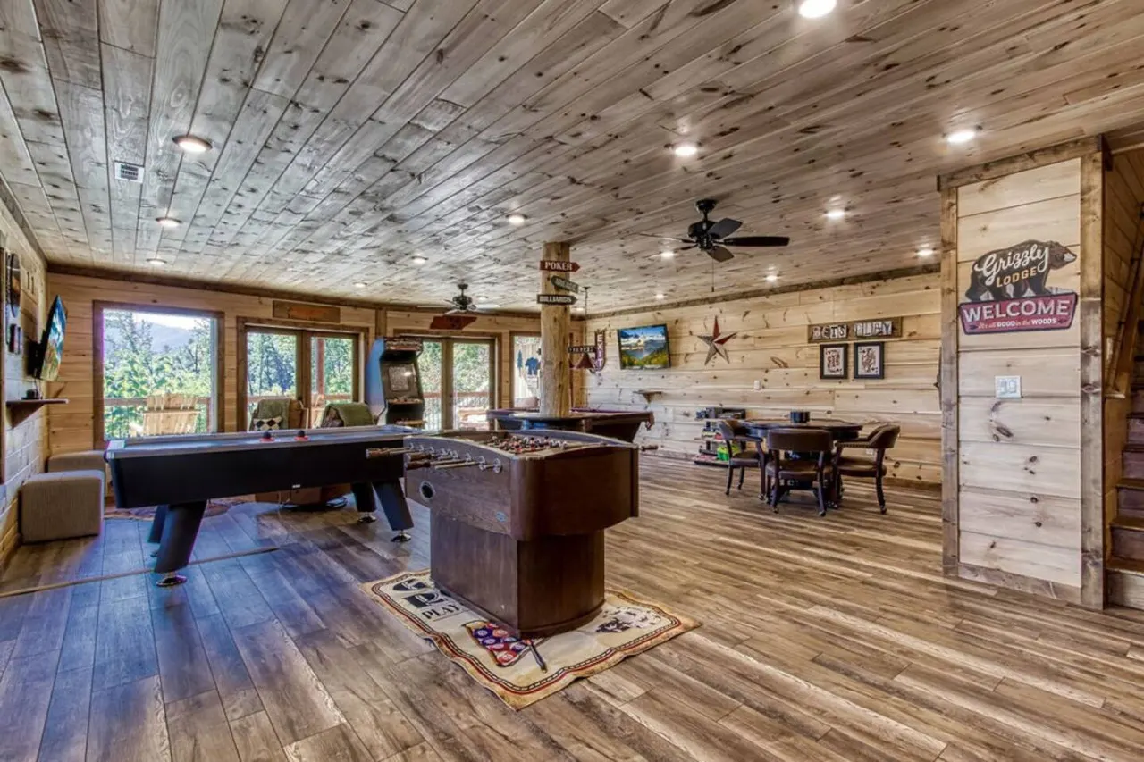 Huge Mountain LOG Cabin with Amazing Views 14