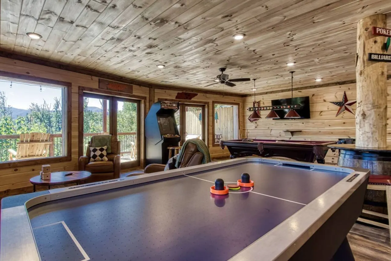 Huge Mountain LOG Cabin with Amazing Views 16