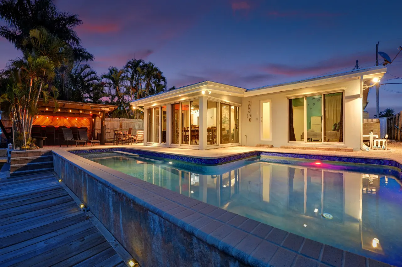 Seaside Retreat. Heated Pool/BBQ. Tiki Bar