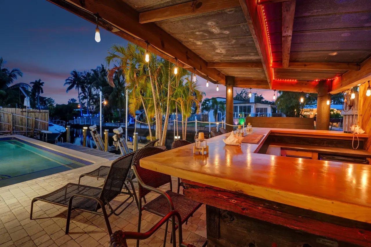 Seaside Retreat. Heated Pool/BBQ. Tiki Bar 2