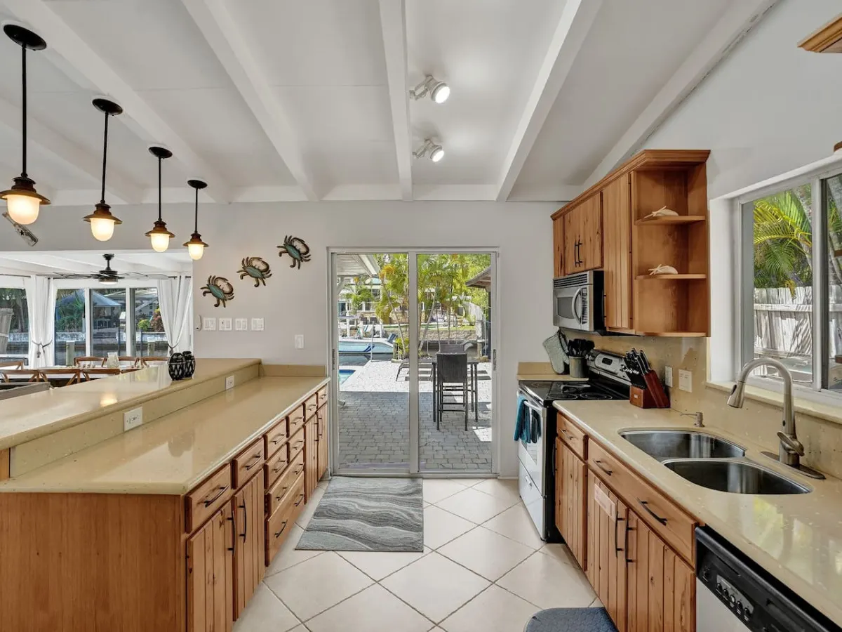 Seaside Retreat. Heated Pool/BBQ. Tiki Bar 12