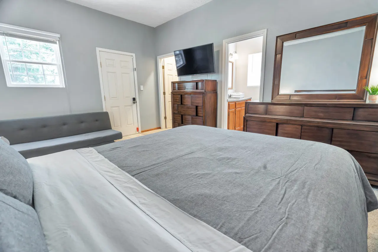 Modern SmartHome Retreat Near Downtown Springfield & MSU 5