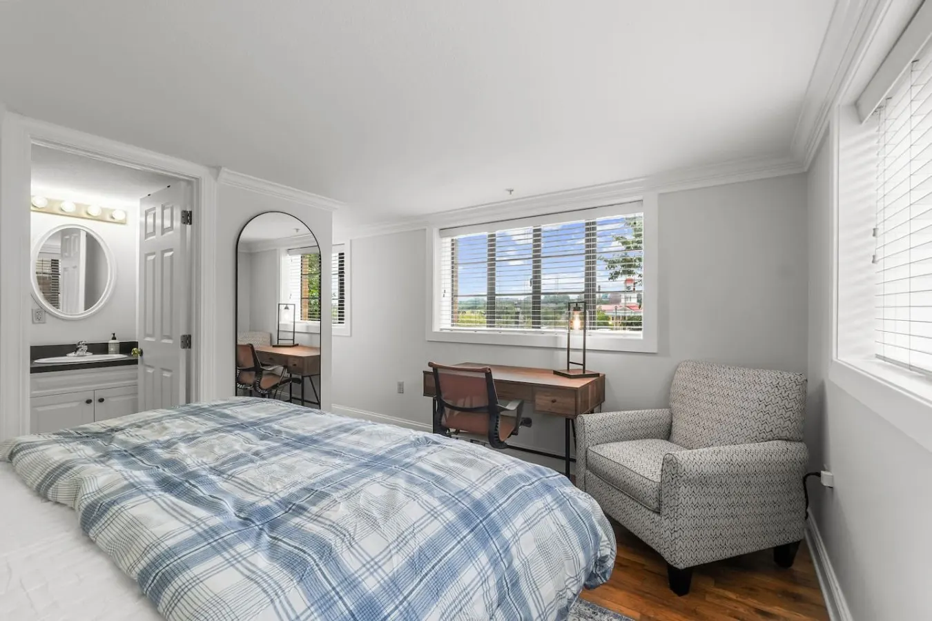 The Landing Downtown Loft + Free Parking 10