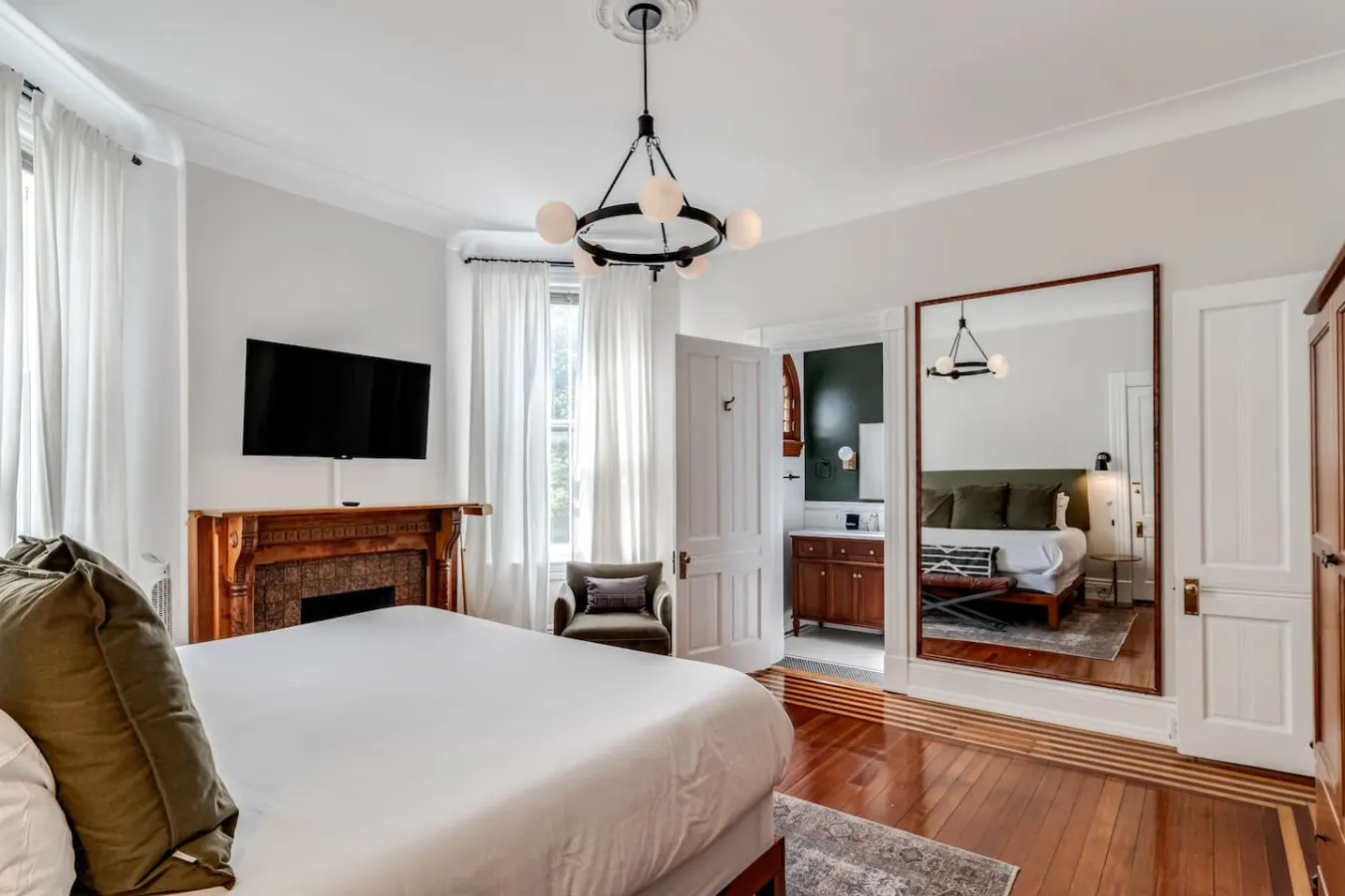 Clifton 1 Bed Renovated Historic Home by Zoo, UC 5