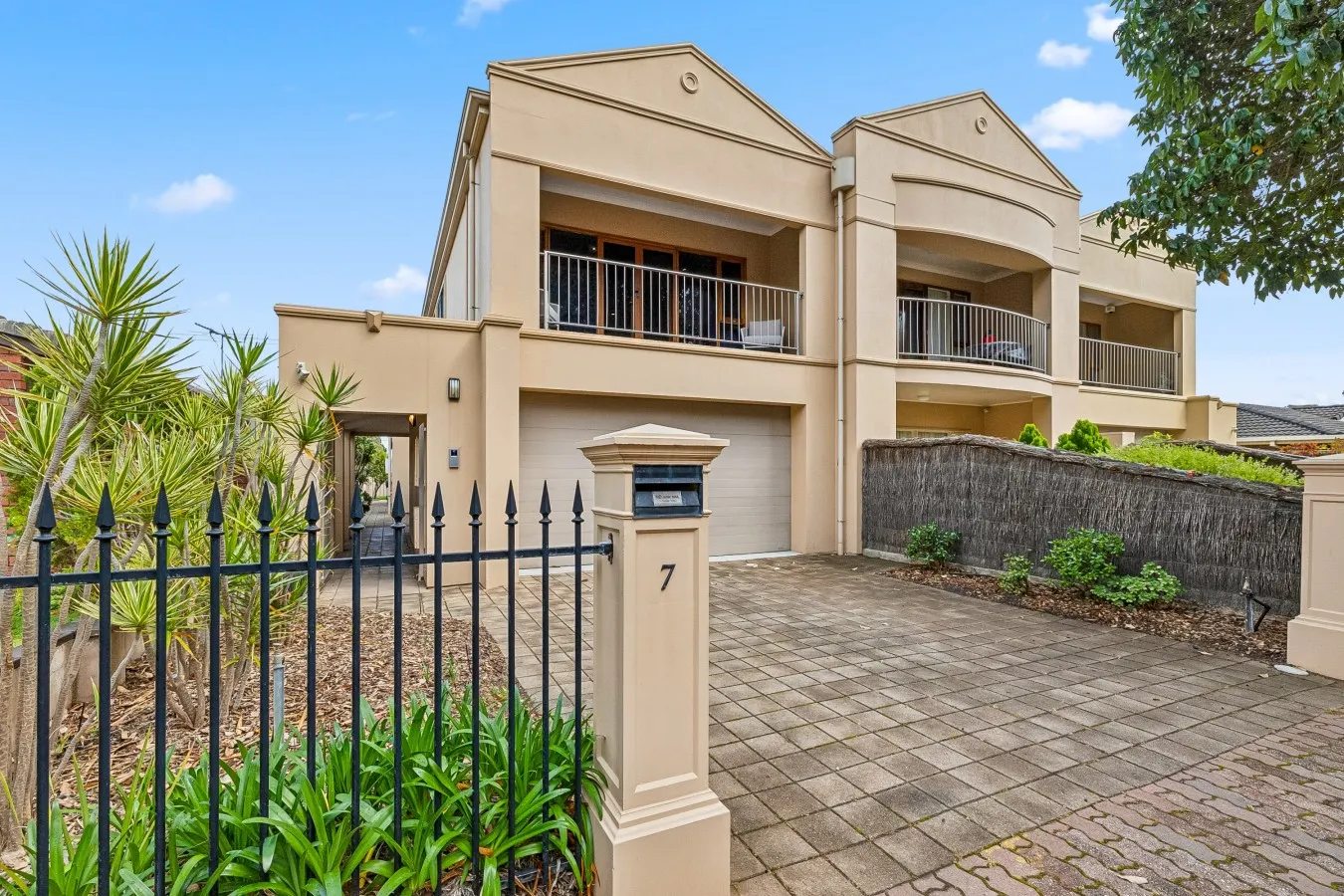 Coastal Glenelg House with Spa & Balcony