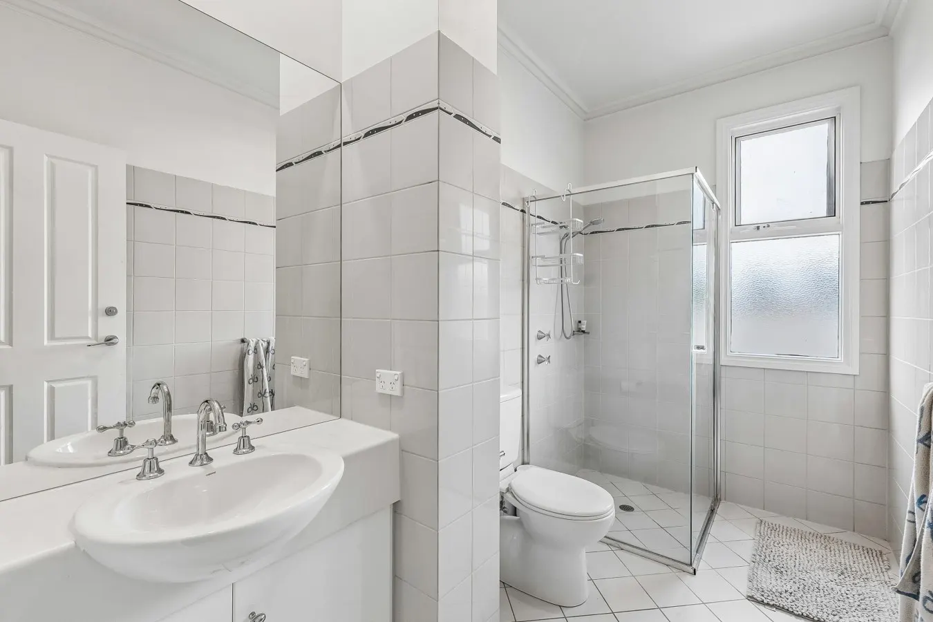 Coastal Glenelg House with Spa & Balcony 10
