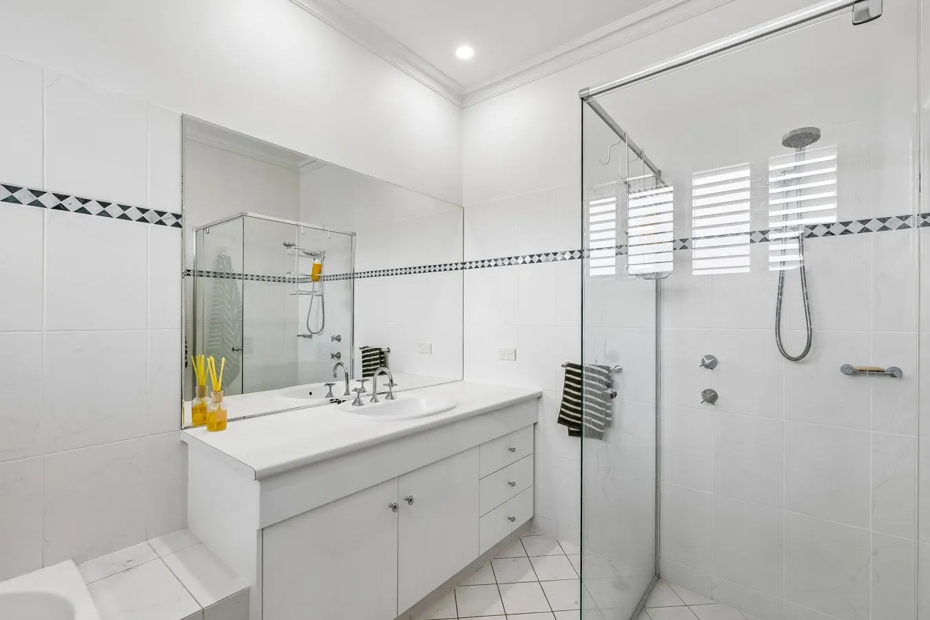 Coastal Glenelg House with Spa & Balcony 11