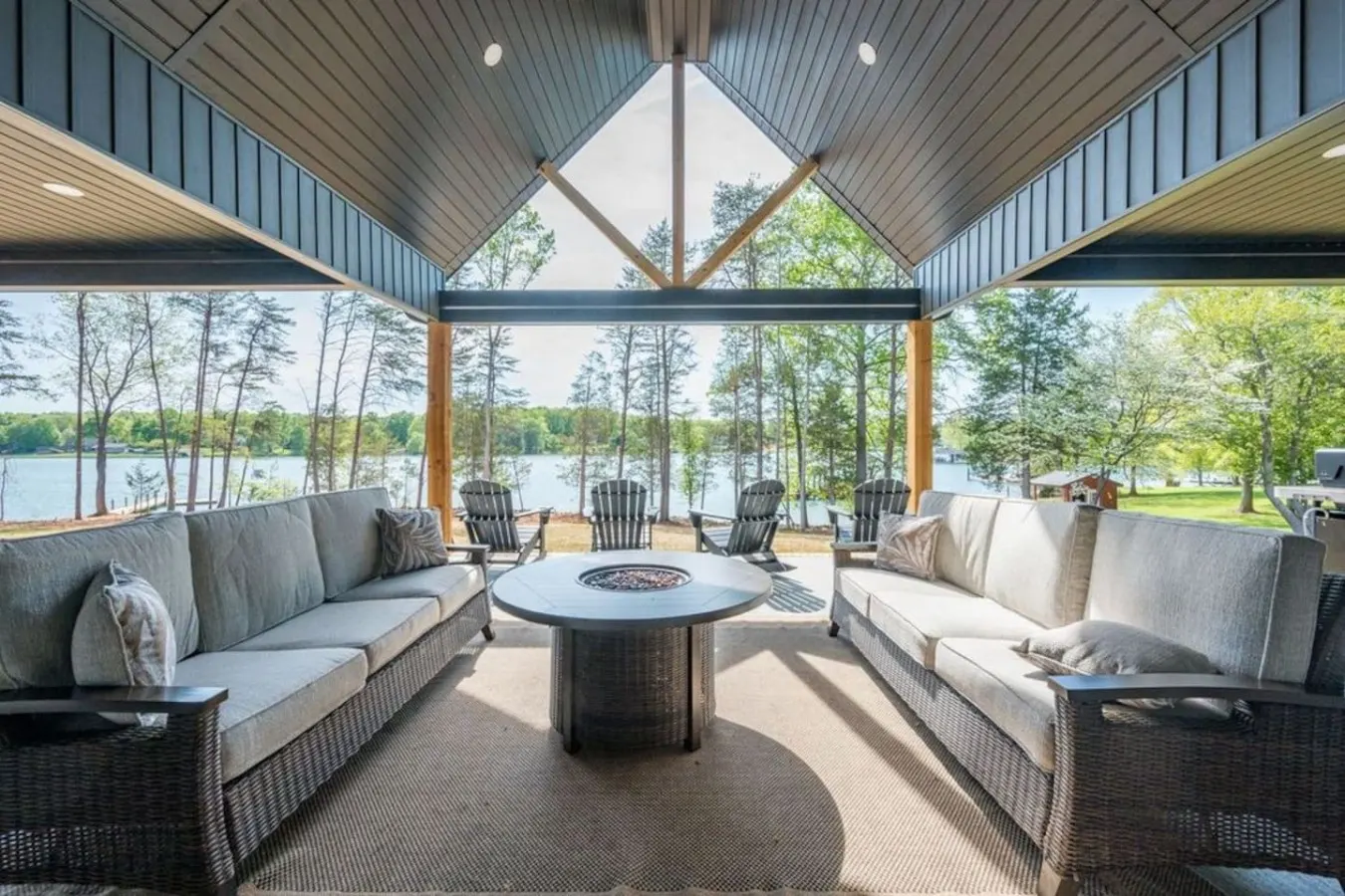 Luxury Lakefront | Hot Tub, Fire Table & Theatre