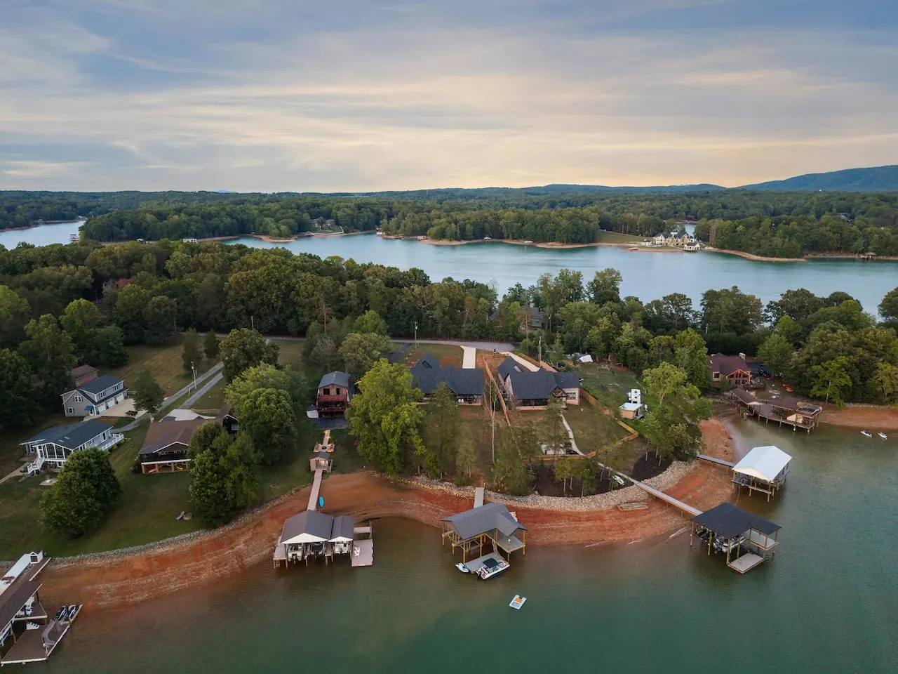 Luxury Lakefront Hot Tub, Fire Table & Theatre 10