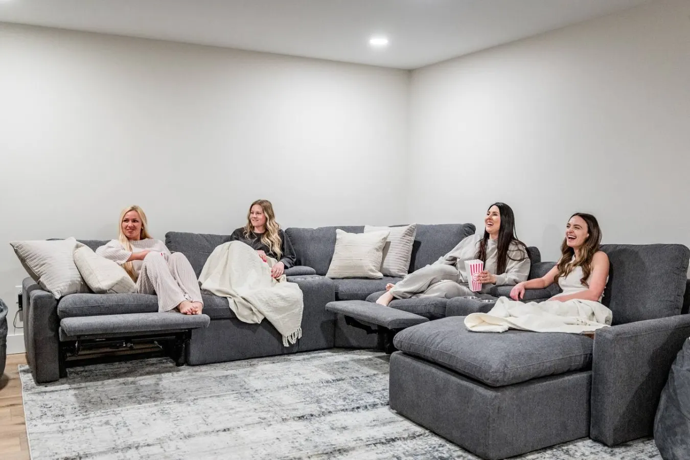 Luxury Lakefront Hot Tub, Fire Table & Theatre 13
