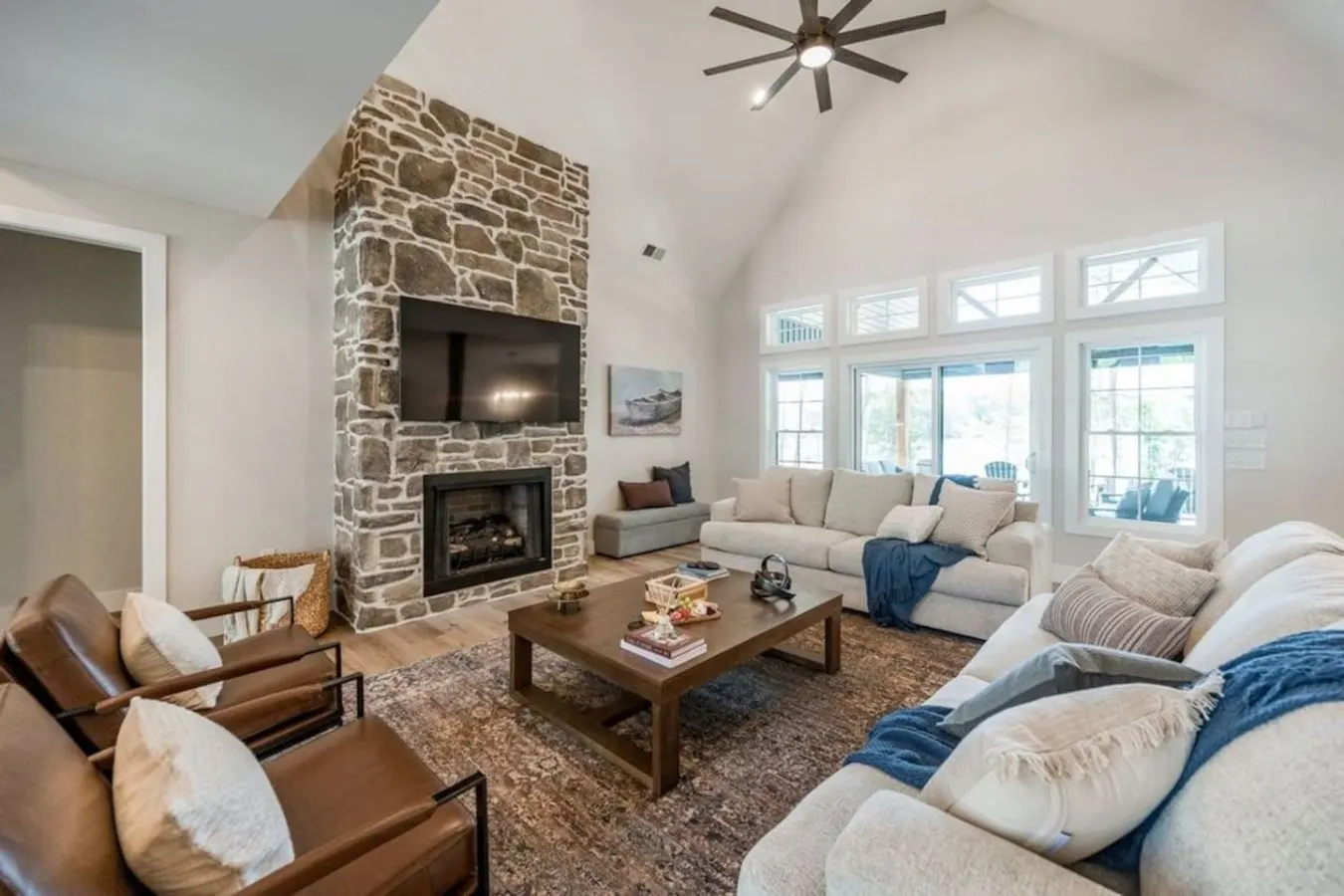 Luxury Lakefront Hot Tub, Fire Table & Theatre 14