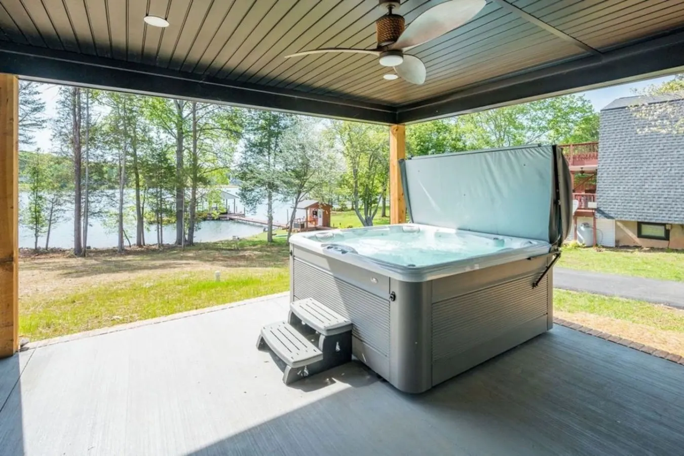 Luxury Lakefront Hot Tub, Fire Table & Theatre 8