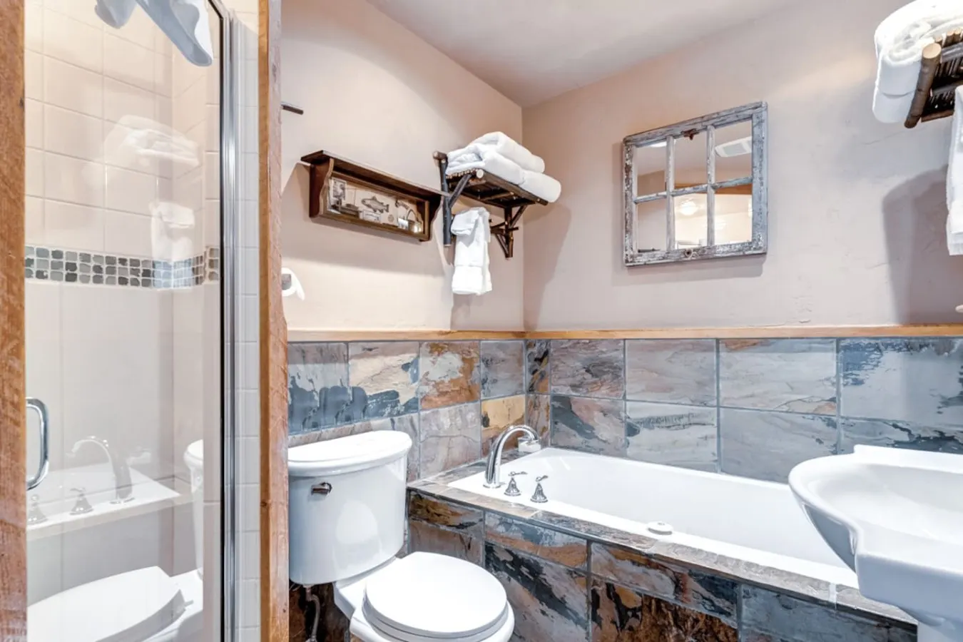 Downtown Canmore-7 Guests 9