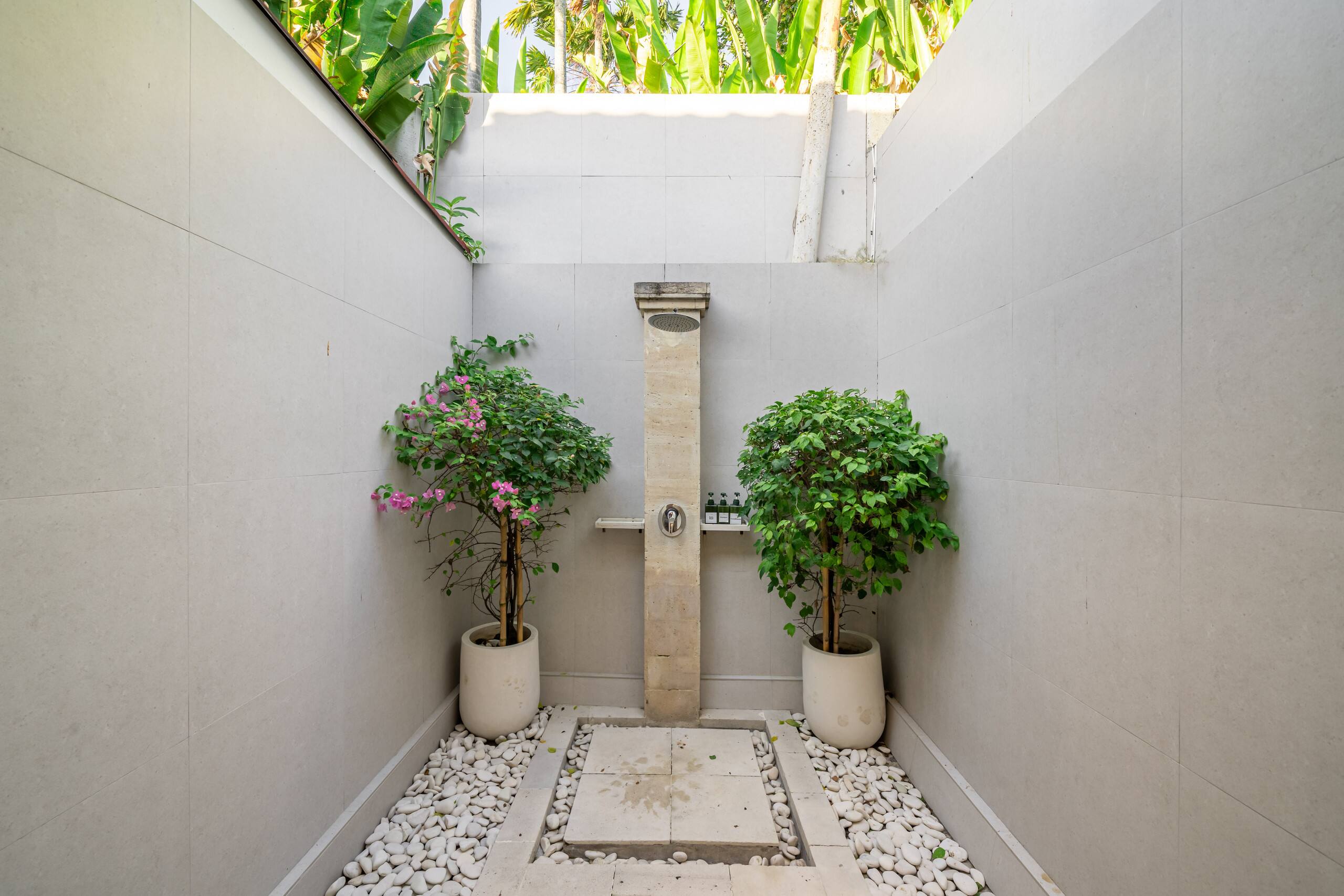 Villa Cemara: spacious 4BR retreat Seminyak 38