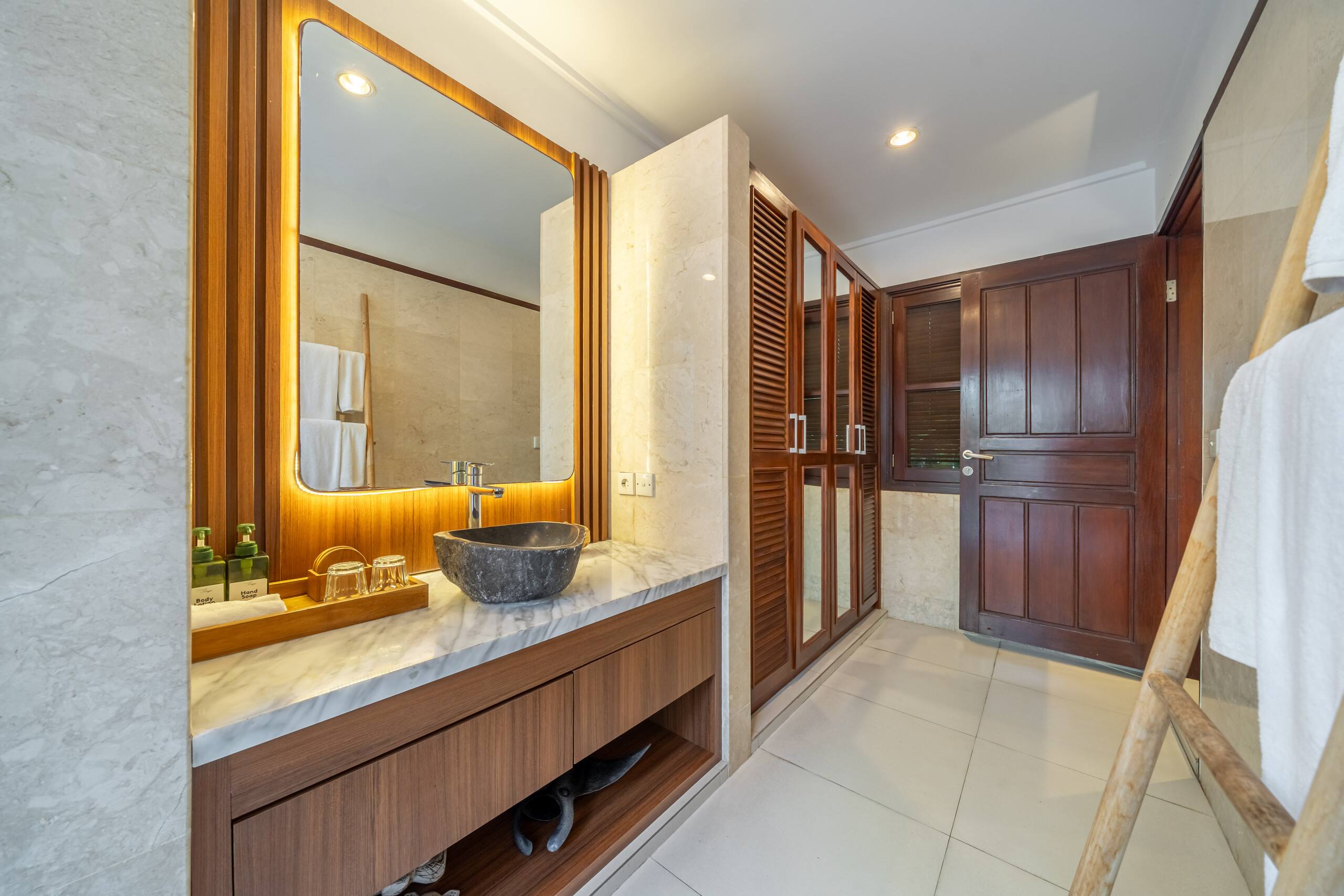 Villa Cemara: spacious 4BR retreat Seminyak 35