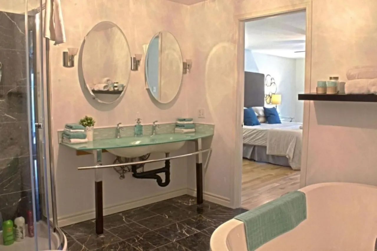 Vineyard Suite Water View Family Stay in Picton + Sunroom Family Friendly in Picton, PEC! 9