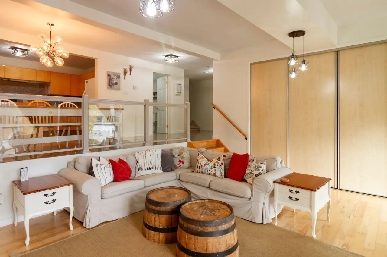 Vineyard Suite Water View Family Stay in Picton + Sunroom Family Friendly in Picton, PEC! 4