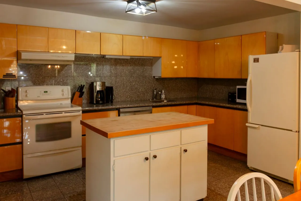 Vineyard Suite Water View Family Stay in Picton + Sunroom Family Friendly in Picton, PEC! 6