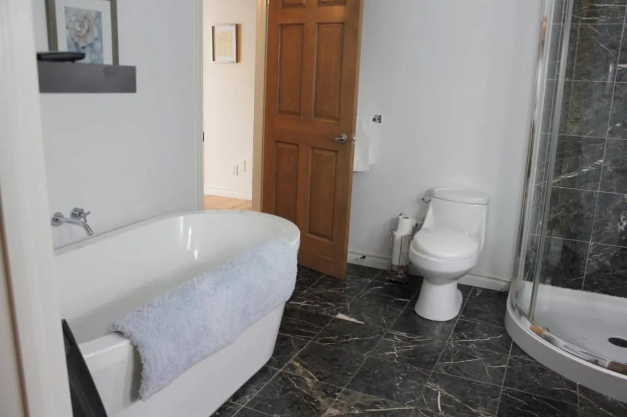 Vineyard Suite Water View Family Stay in Picton + Sunroom Family Friendly in Picton, PEC! 7