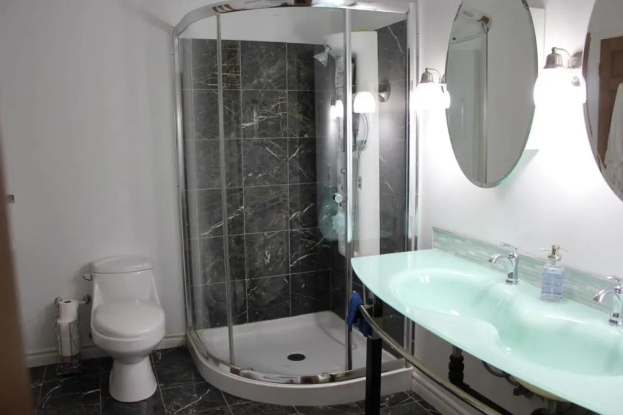 Vineyard Suite Water View Family Stay in Picton + Sunroom Family Friendly in Picton, PEC! 8
