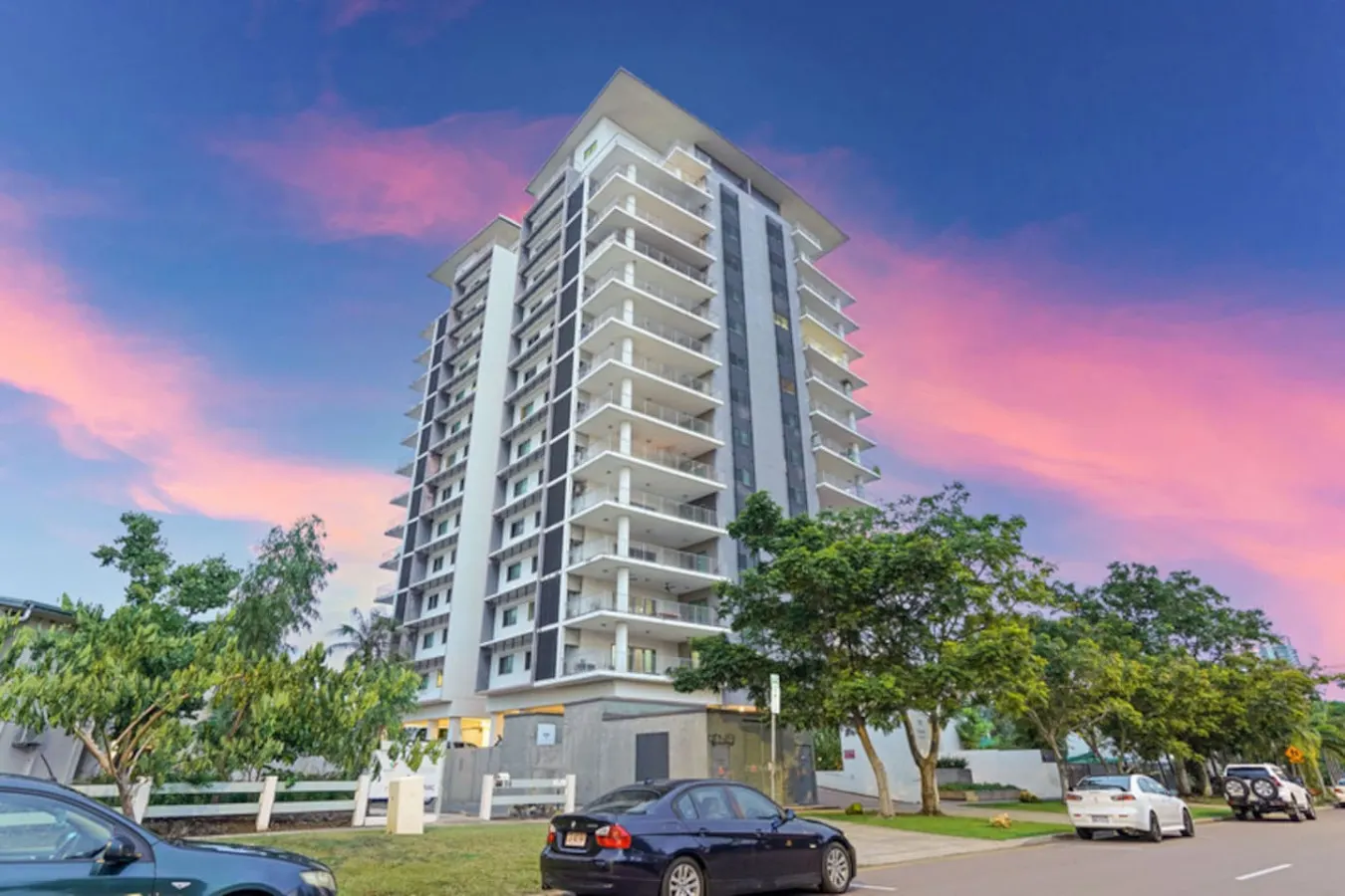 Zen Pinnacle 51 ~ private skyhome 3BR panoramic sunrise and sunset views, in Darwin City 13