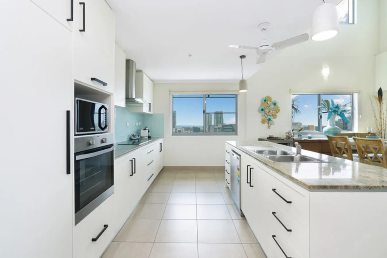 Zen Pinnacle 51 ~ private skyhome 3BR panoramic sunrise and sunset views, in Darwin City 16