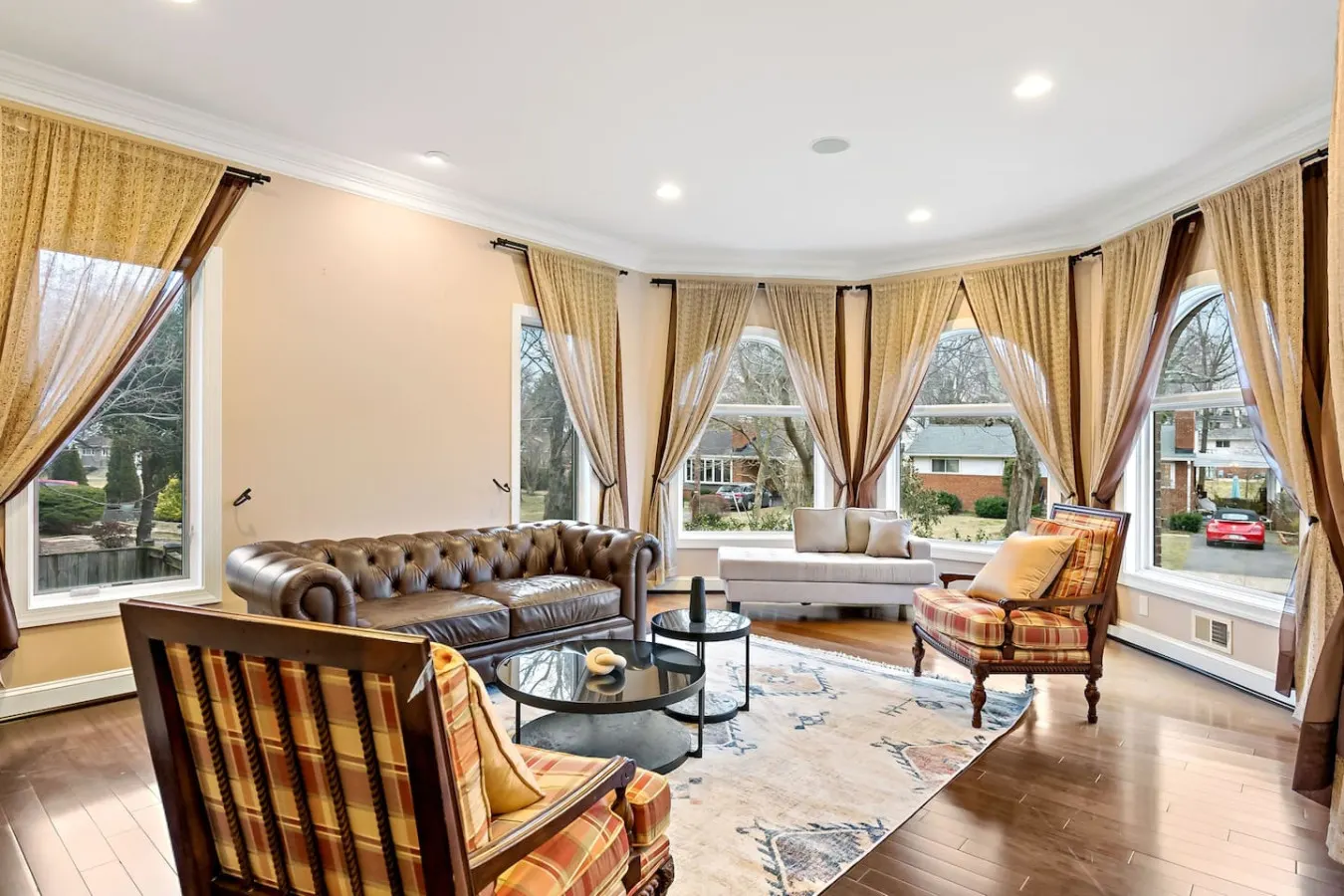 Luxurious 6BR: Theater, Gym, Jacuzzi, Spa, Grill, Free Parking!