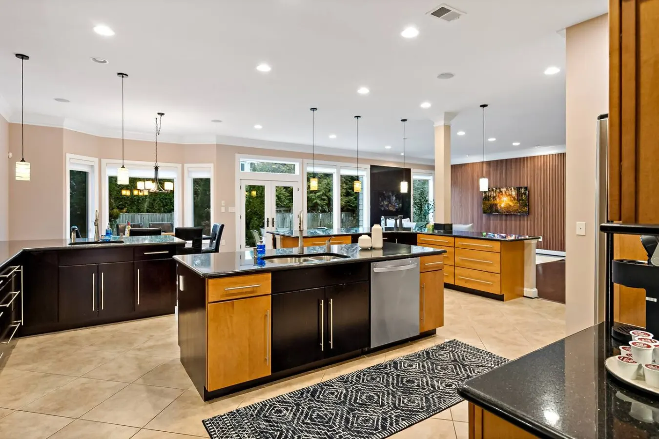 Luxurious 6BR: Theater, Gym, Jacuzzi, Spa, Grill, Free Parking! 17