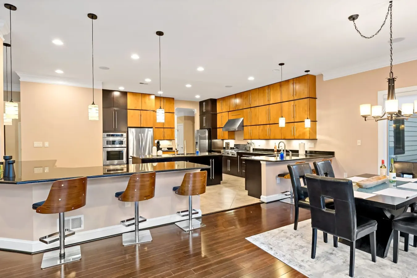Luxurious 6BR: Theater, Gym, Jacuzzi, Spa, Grill, Free Parking! — photo 5
