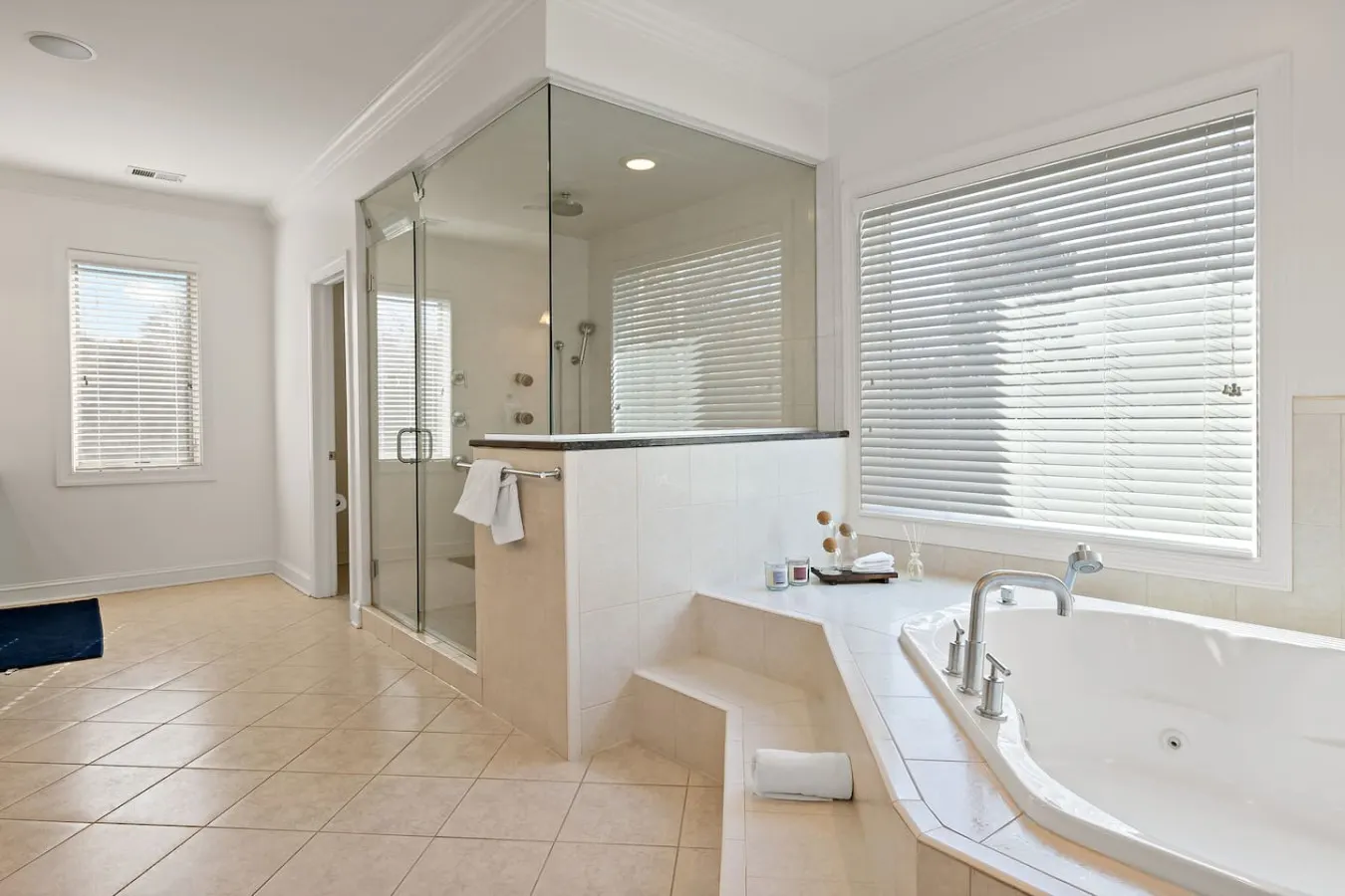 Luxurious 6BR: Theater, Gym, Jacuzzi, Spa, Grill, Free Parking! 8