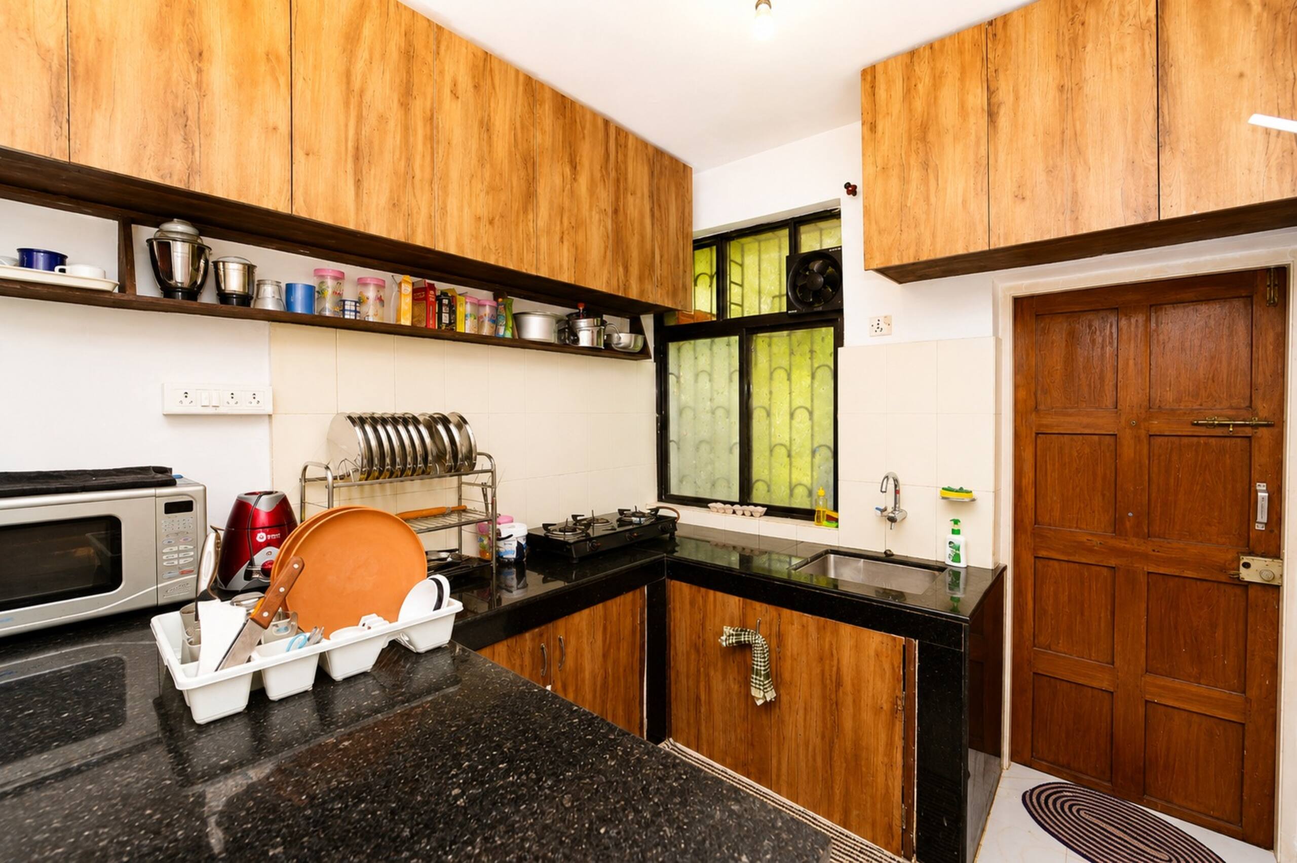Spacious 2bhk flat! pool & close toTitos & beach 10