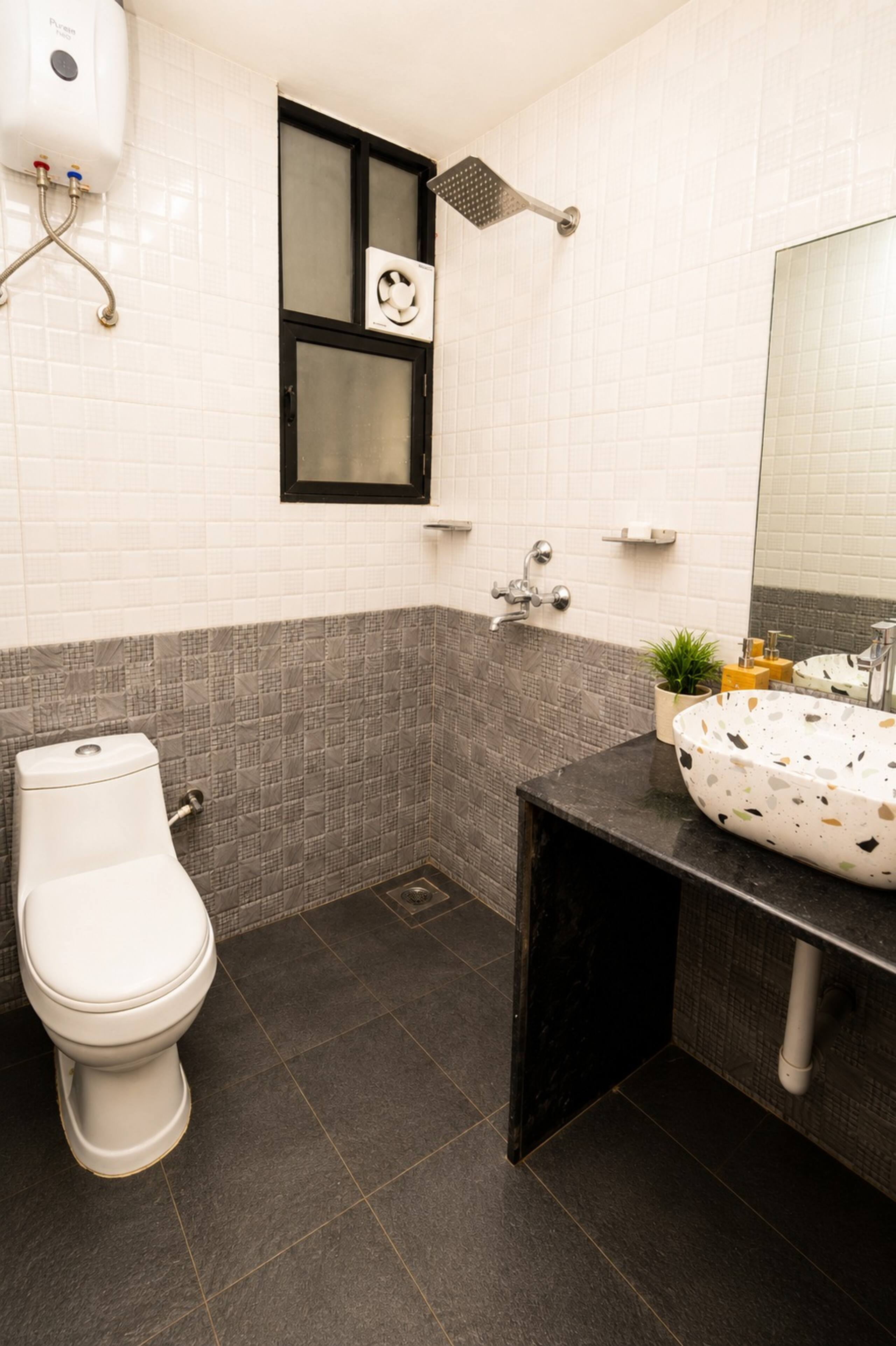 Spacious 2bhk flat! pool & close toTitos & beach 21