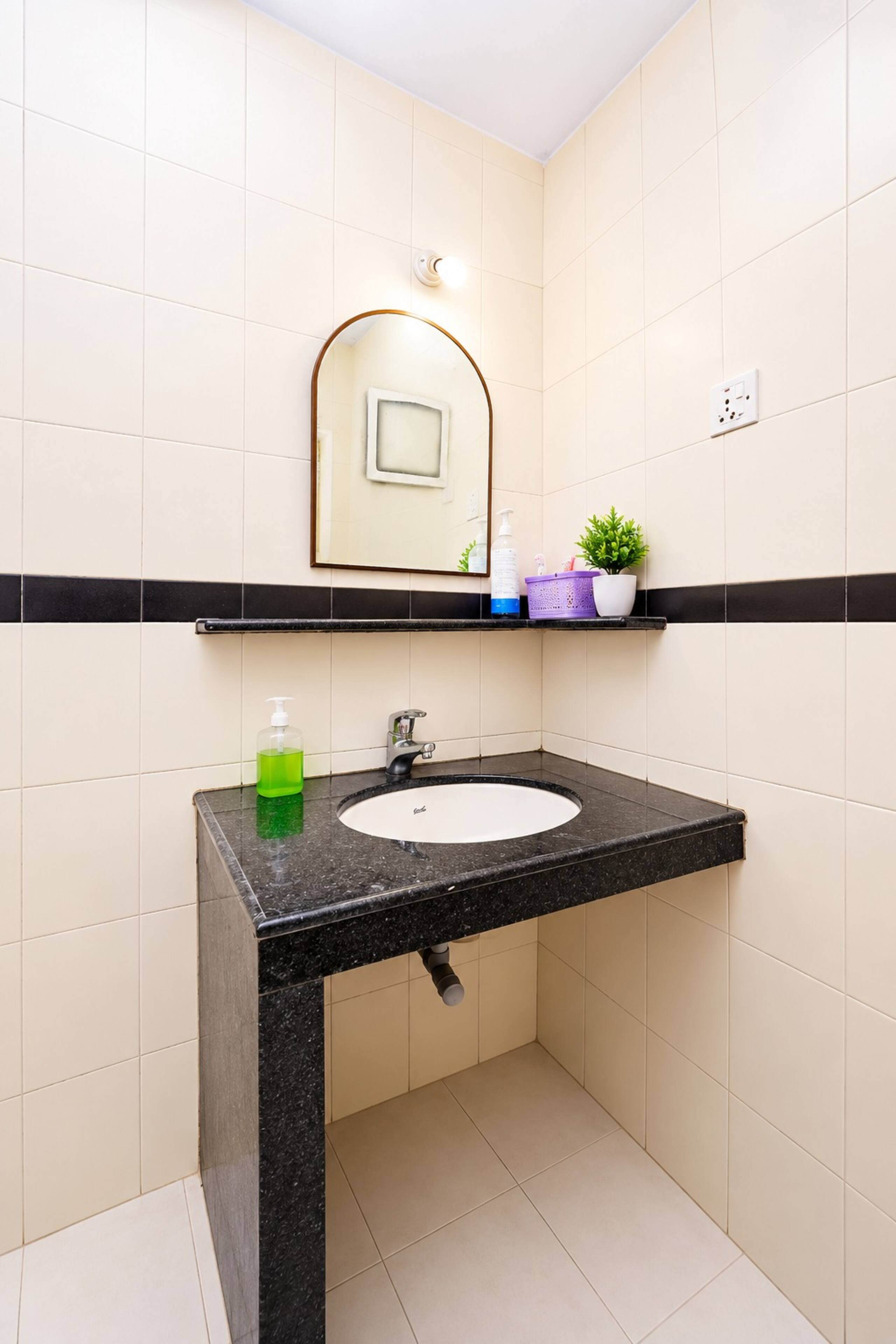 Spacious 2bhk flat! pool & close toTitos & beach 17