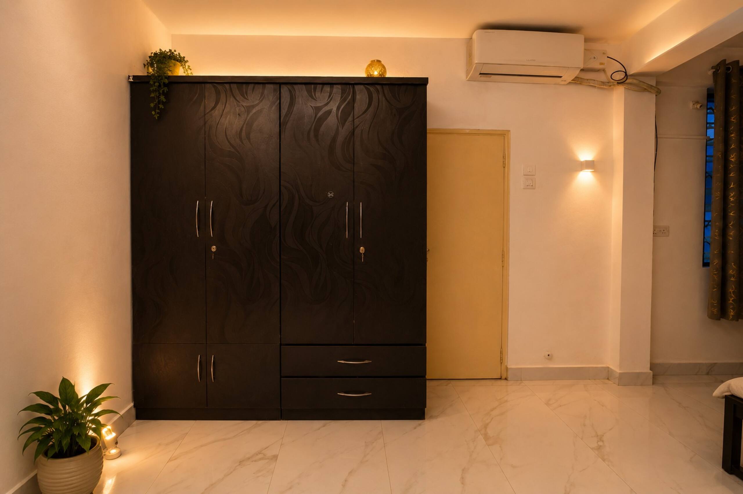 Spacious 2bhk flat! pool & close toTitos & beach 22