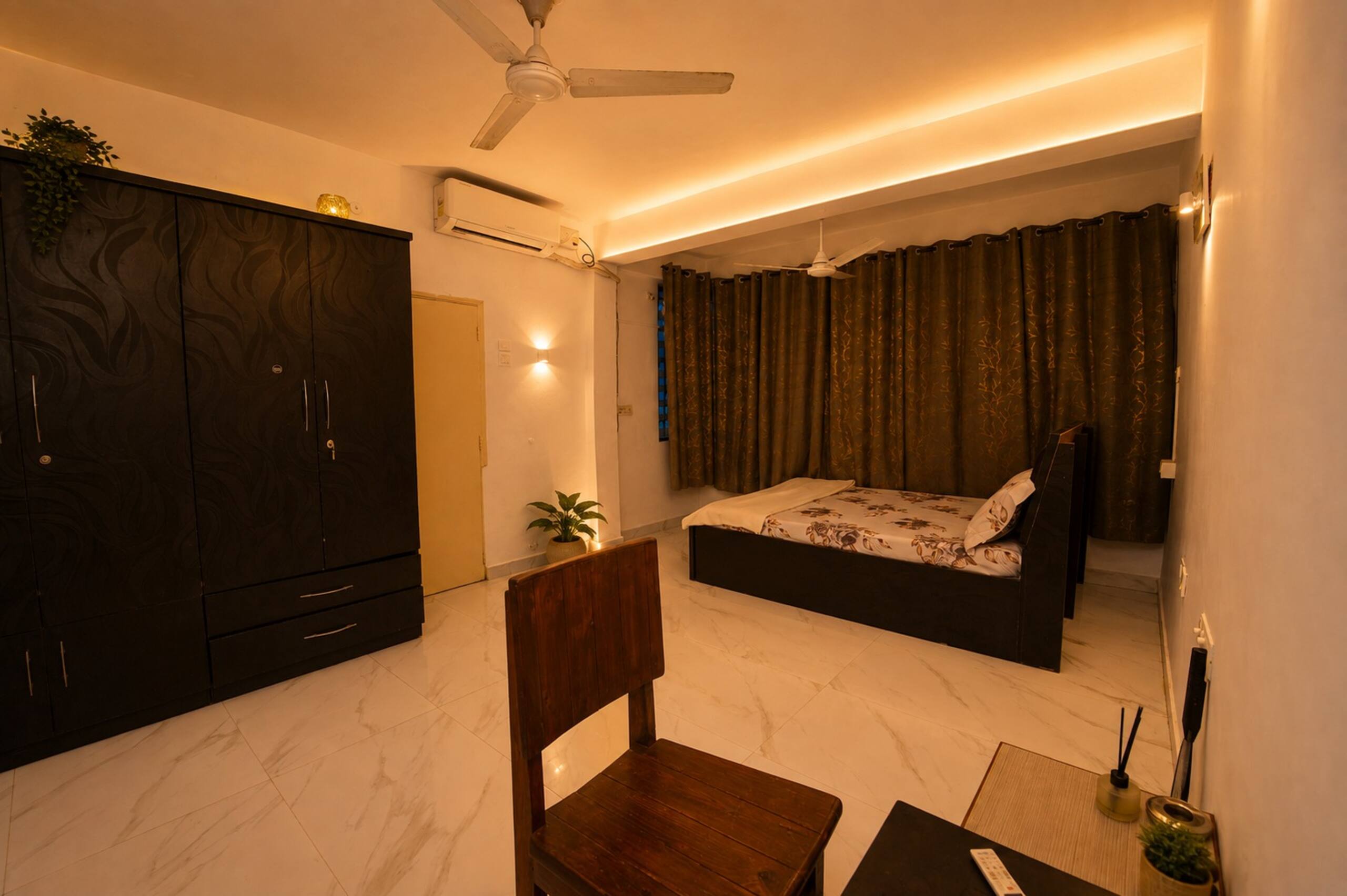 Spacious 2bhk flat! pool & close toTitos & beach 13