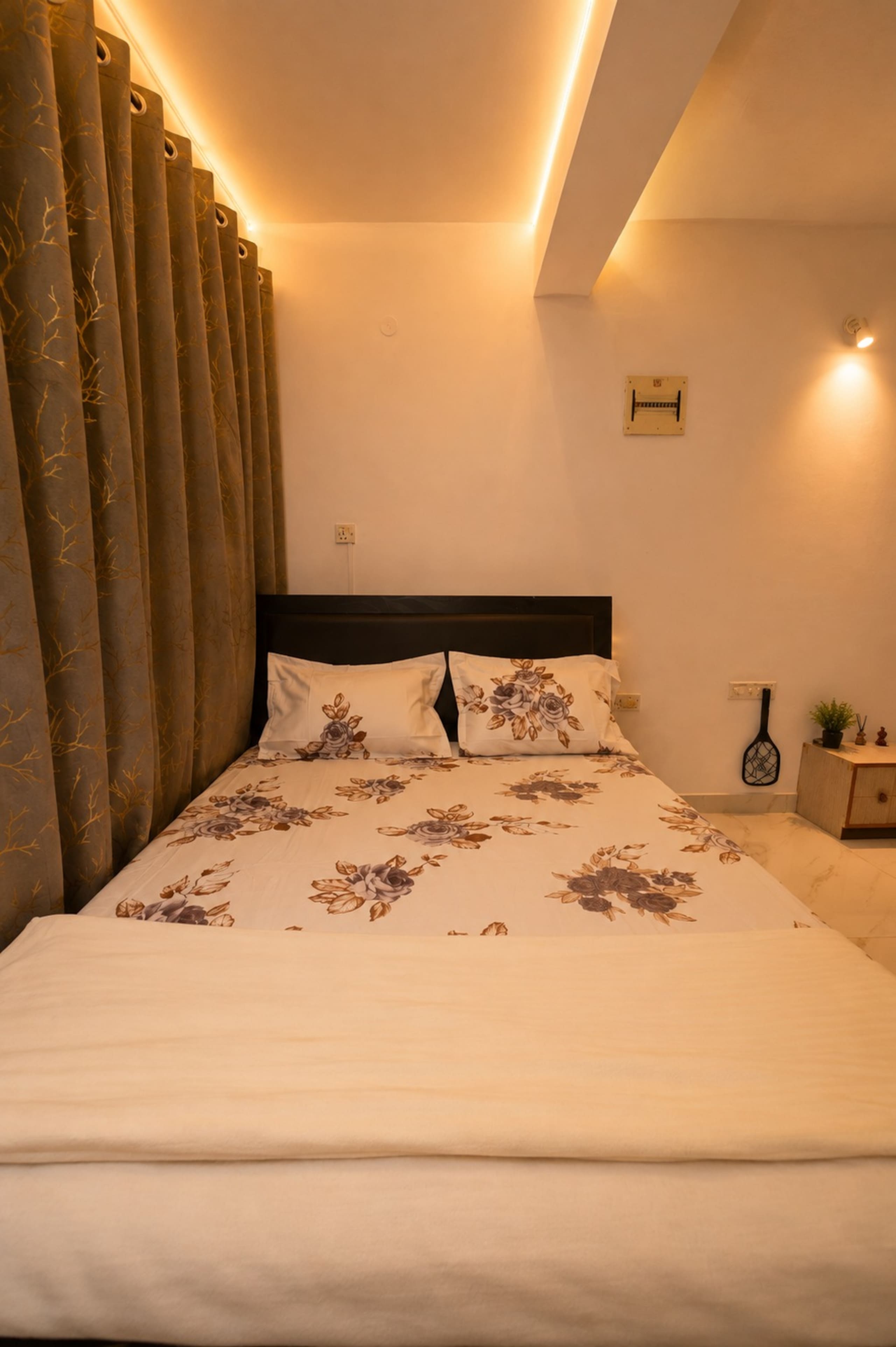 Spacious 2bhk flat! pool & close toTitos & beach 14