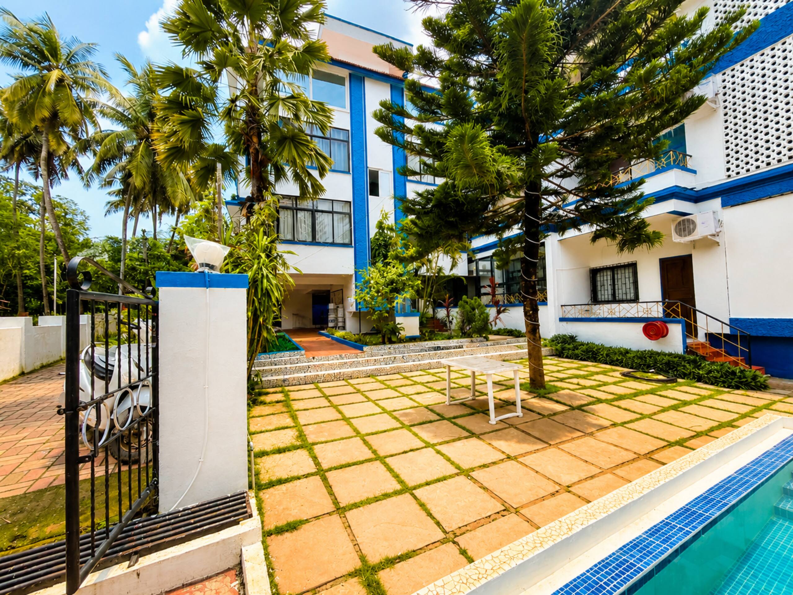 Spacious 2bhk flat! pool & close toTitos & beach 20