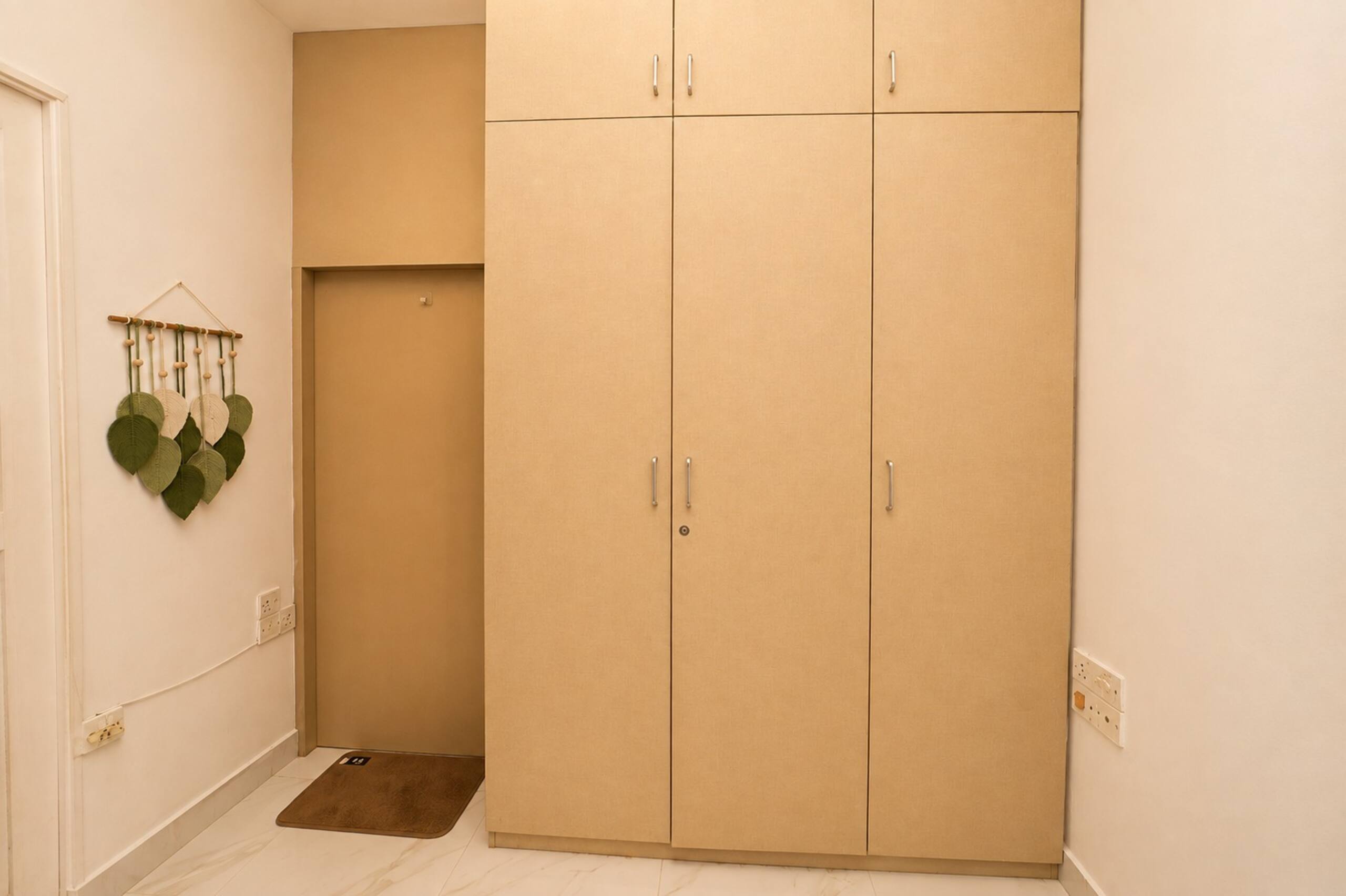 Spacious 2bhk flat! pool & close toTitos & beach 7