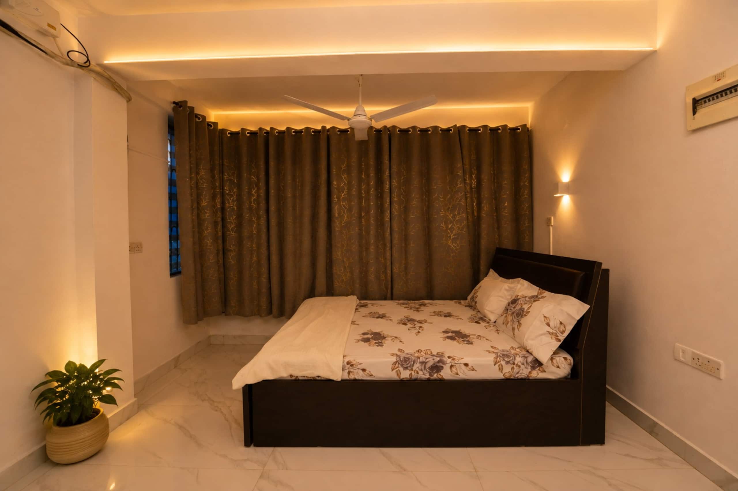 Spacious 2bhk flat! pool & close toTitos & beach 15