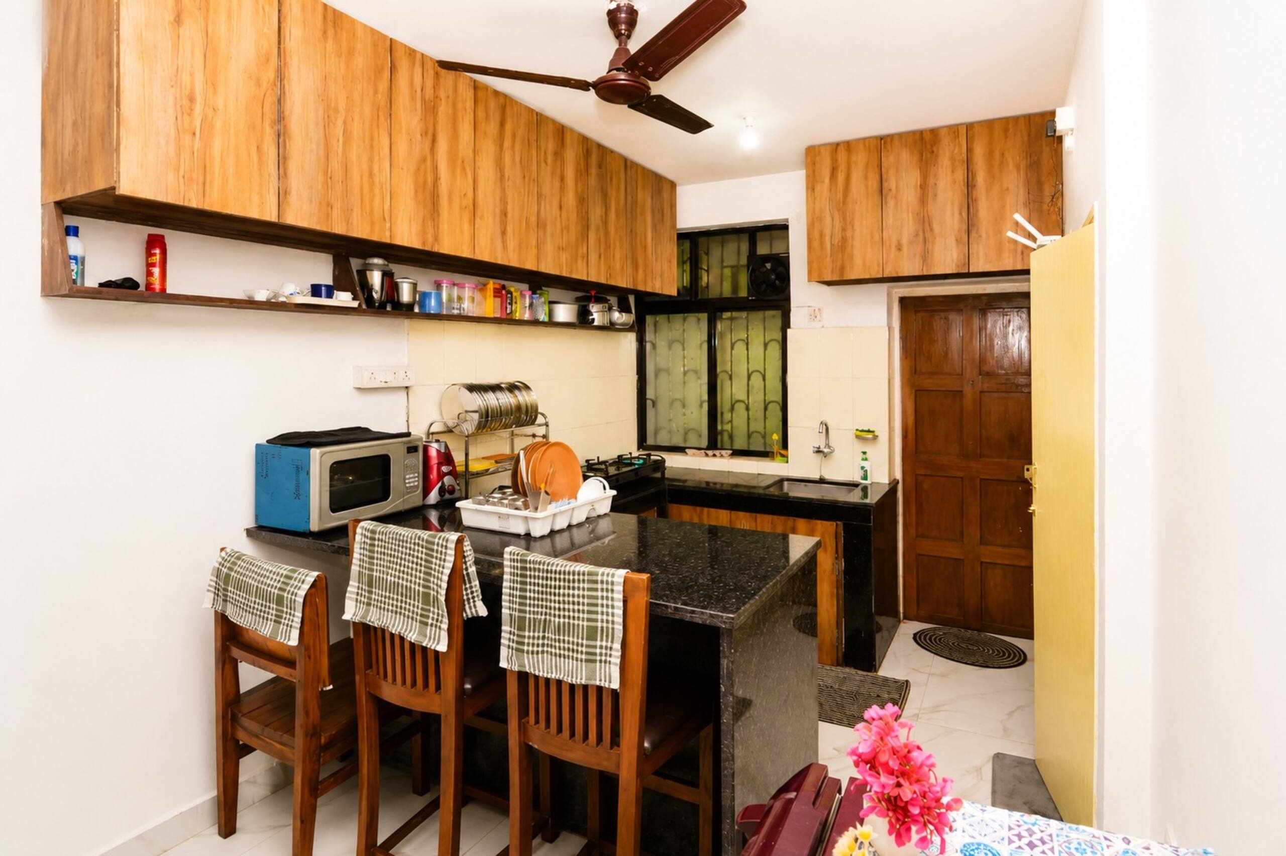 Spacious 2bhk flat! pool & close toTitos & beach 12